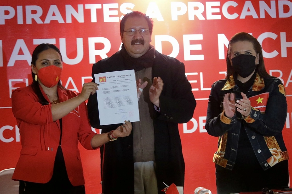 Reginaldo Sandoval Flores, líder del PT en San Lázaro, durante su registro como aspirante a la candidatura del gobierno de Michoacán. Foto tomada del Twitter @ReginaldoSF_PT 