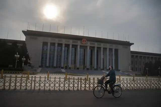 Pekín, Tianjin y Hebei están entre las últimas áreas de China que todavía mantenían el nivel más elevado de emergencia dentro de un sistema de cuatro fases. Foto Afp 