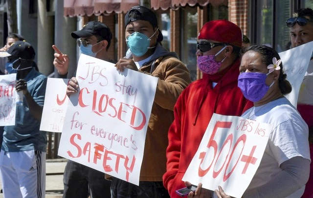 Trabajadores de una empresa empacadora de carne en Utah protestan luego que cientos de sus compañeros se han enfermado de Covid-19. Foto Ap