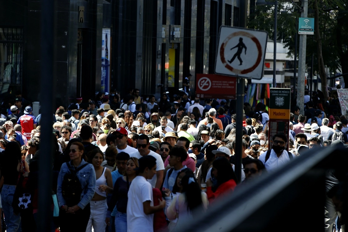 Personas caminan por calles del Centro Histórico de la CDMX. Foto José Antonio López