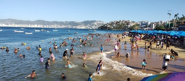 Playa Tlacopanocha ubicada en la zona tradicional de Acapulco, Guerrero. Foto Héctor Briseño