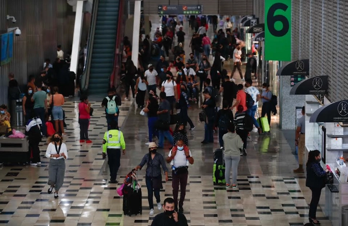 Personas caminan por la Terminal 1 del AICM. Foto Víctor Camacho