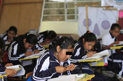Estudiantes de una escuela secundaria en imagen de archivo. Foto Francisco Olvera