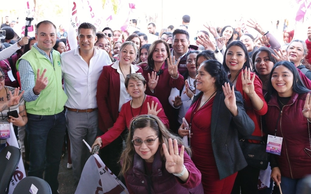 “¡Gobernadora!, ¡gobernadora!” y “¡Es un honor, estar con Alma hoy!”, gritaron los ciudadanos que acompañaron a Alma Alcaraz al registro de su candidatura gubernamental para Guanajuato, el 19 de febrero de 2024. Foto 'La Jornada'