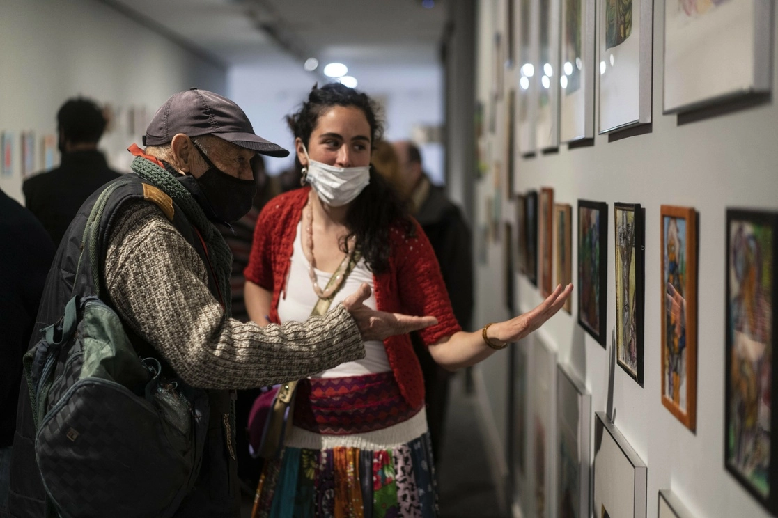  Visitantes observan obras expuestas en la exhibición "El ojo interminable", en el Museo de Arte Moderno de Buenos Aires. Foto Xinhua