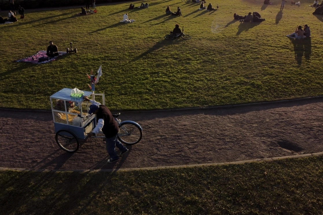 Distintas personas en un parque de Buenos Aires disfrutan de una tarde. Foto Ap/ Archivo
