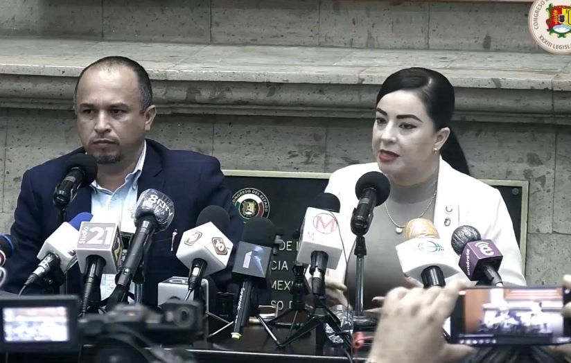 La presidenta de la Cámara Legislativa, Alba Cristal Espinoza (der) y el máximo auditor de la ASEN, Salvador Cabrera (izq) durante conferencia de prensa. Fotograma tomado del video emitido en redes sociales