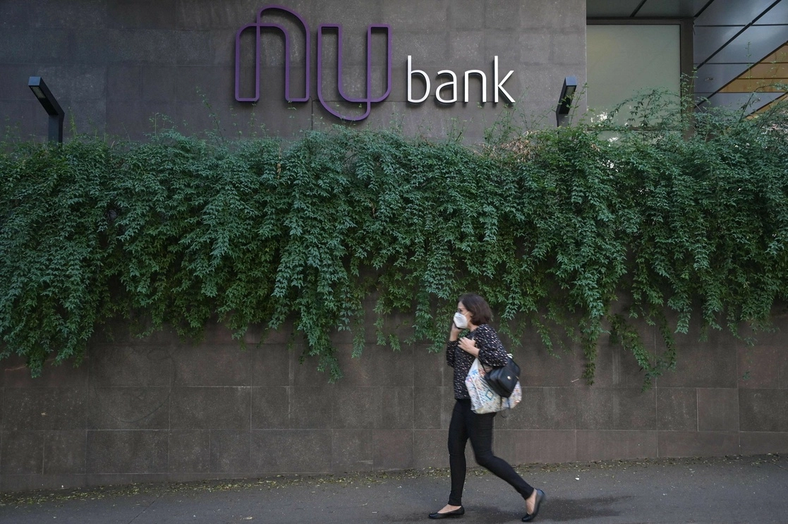 Una mujer camina por una calle de Sao Paulo. Foto Afp