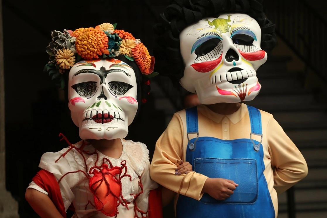 Calaveras de los artistas Frida Kahlo y Diego Rivera, durante la presentación del Desfile de Día de Muertos en la CDMX, en el Museo de la Ciudad de México, el 11 de octubre de 2021. Foto Luis Castillo