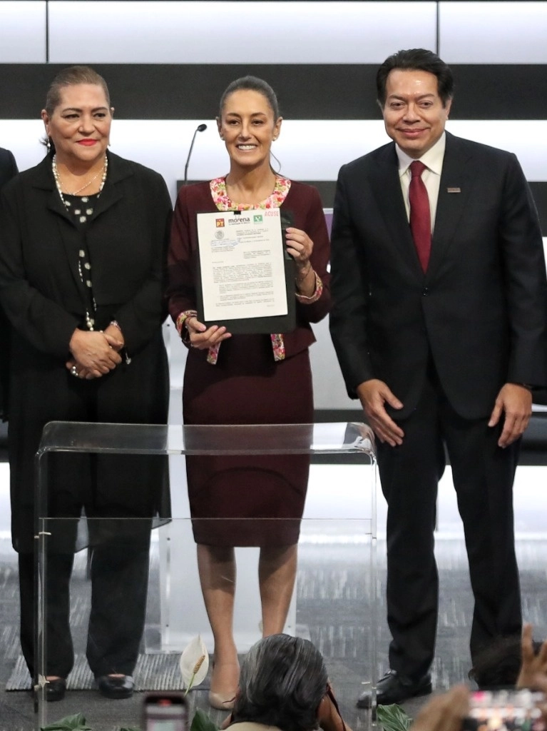 Claudia Sheinbaum muestra su registro como candidata a la Presidencia; la flanquean Guadalupe Taddei y Mario Delgado. Foto Marco Peláez 