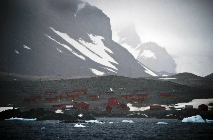 Foto de archivo tomada el 5 de marzo de 2014 de la base militar argentina Esperanza del buque oceanográfico de la Armada brasileña Ary Rongel en la Antártida. Foto Afp