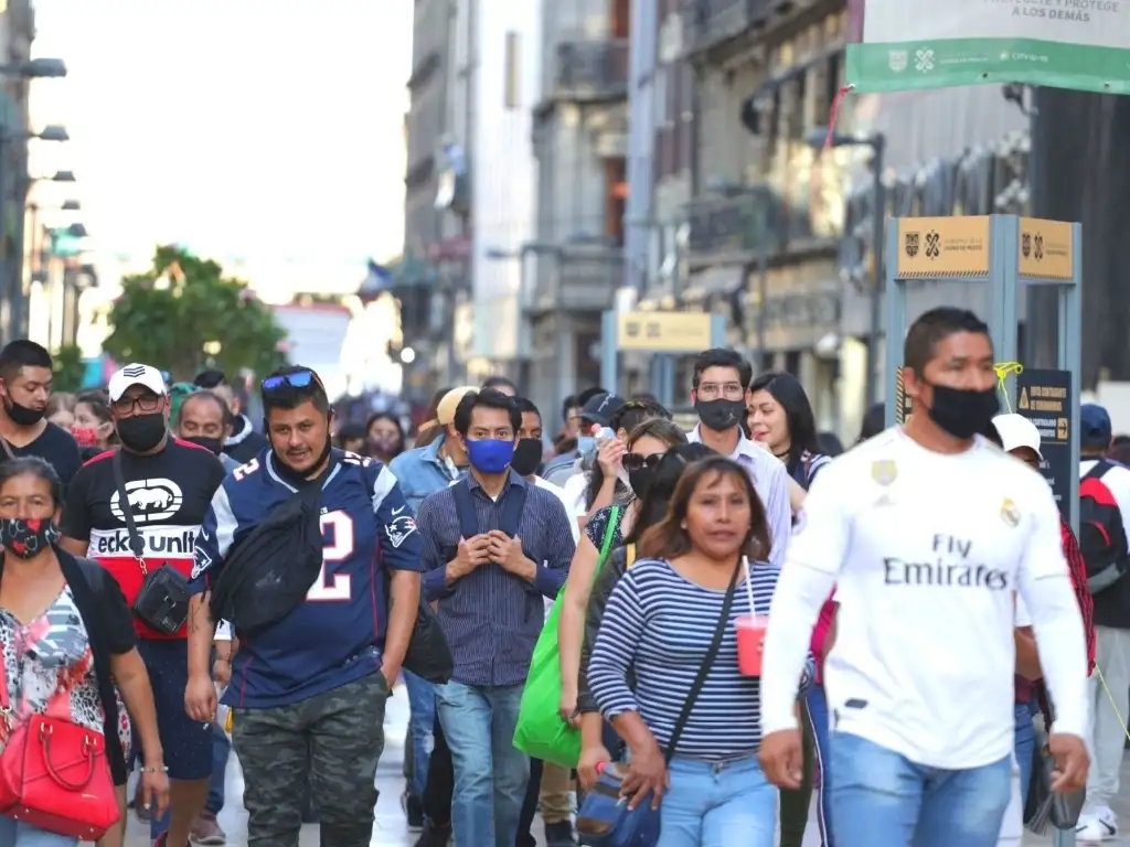 Decenas de ciudadanos caminaron ayer por las calles del Centro Histórico de la capital, algunos sin portar cubrebocas. Foto Roberto García Ortiz