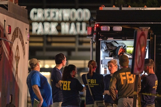 Agentes del FBI en la escena de un tiroteo en un centro comercial el 17 de julio de 2022, en Indiana. Foto Ap 