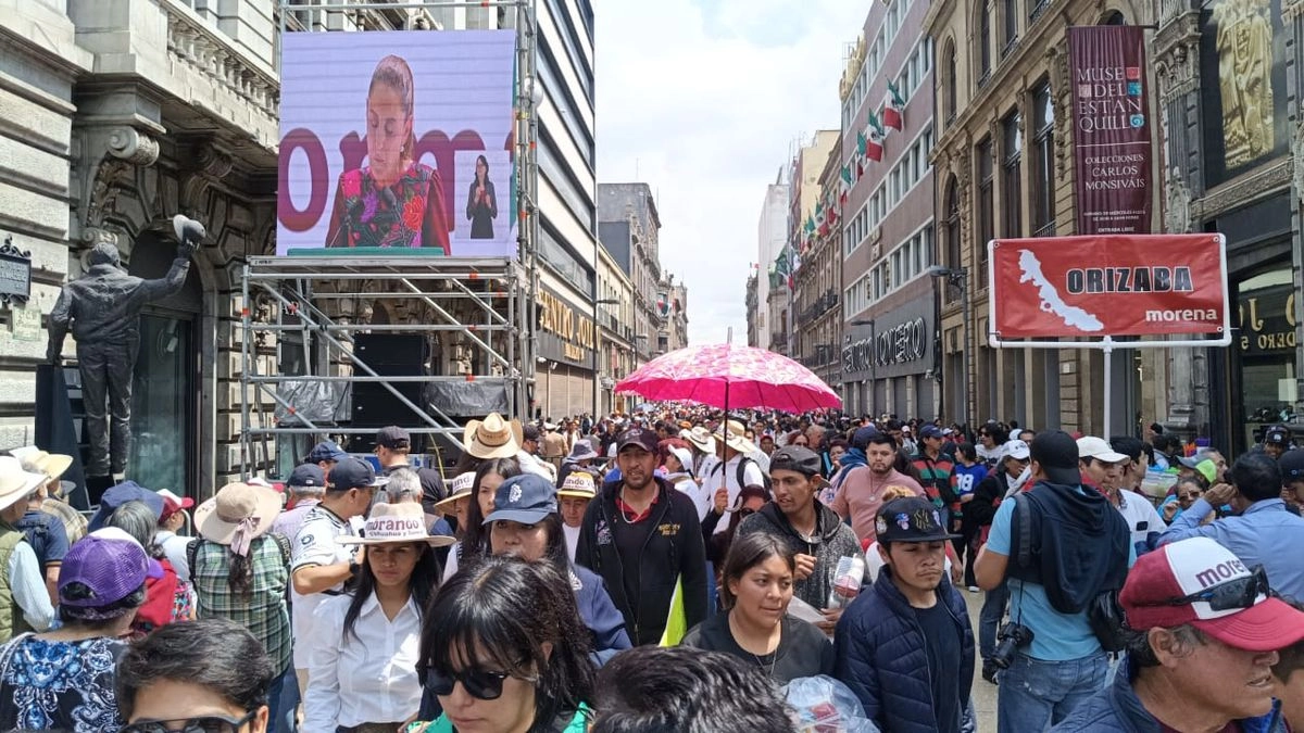 Personas siguen el primer Informe de Gobierno de la Presidenta de México, Claudia Sheinbaum, en las calles aledañas al Zócalo de la Ciudad de México, el 5 de octubre de 2025. Foto 