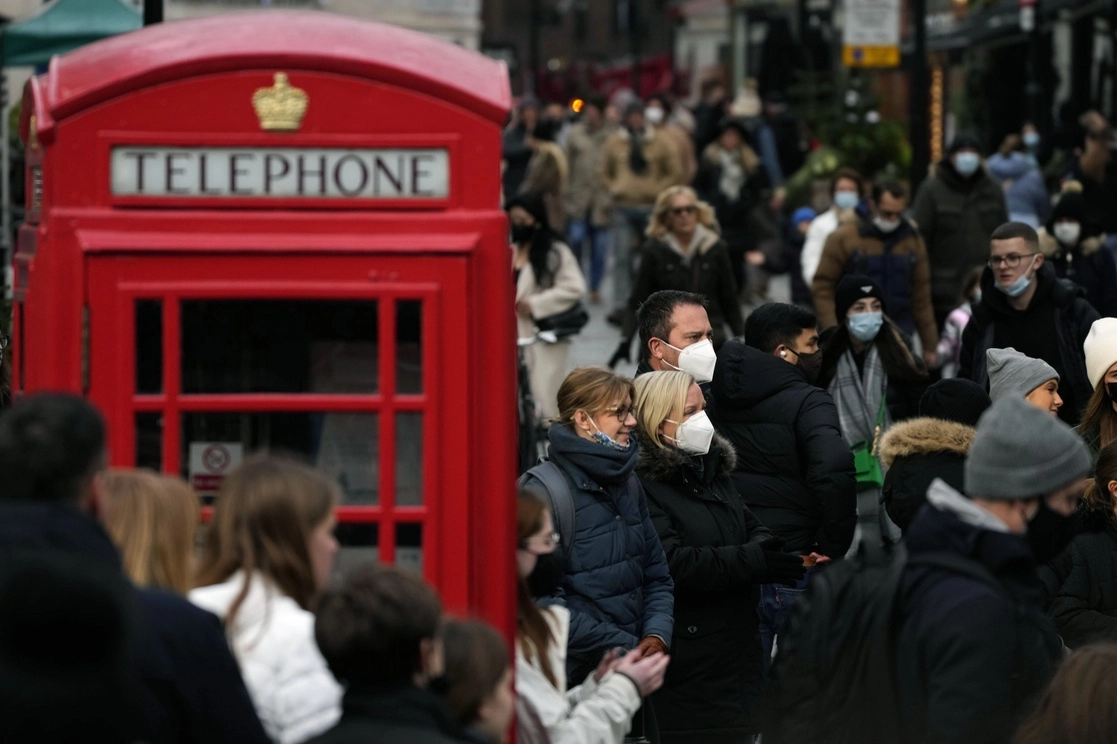 Compras navideñas en Londres, Inglaterra, en medio del ascenso de contagios por la variante ómicron del coronavirus, el 22 de diciembre de 2021. Foto Ap 