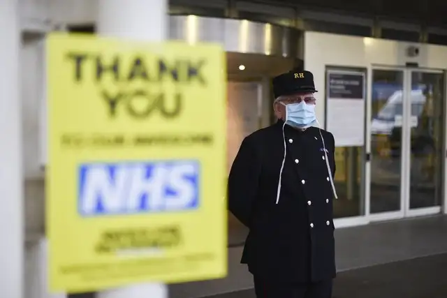 Un pensionado afuera del hospital del Chelsea y Westminster, en Londres. Foto Ap 