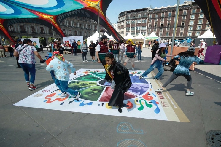 Niñas y niños asisten al ‘Festival de las Niñas y los Niños’, que se realiza en el Zócalo capitalino para celebrar a las infancias en su día, en el Zócalo de la Ciudad de México, el 30 de abril de 2023. Foto Cristina Rodríguez