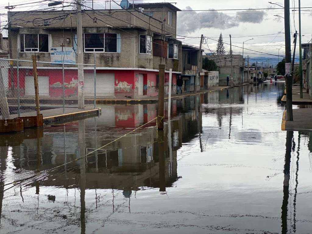 En junio del 2024, en la temporada de lluvias, anegó a por lo menos alrededor de dos mil viviendas y siete mil 600 personas de unidades habitacionales, pueblos y colonias de esta localidad, pero la zona más crítica fueron las colonias Culturas de México y Jacalones, donde al menos 600 casas y tres mil 600 personas vivieron más de dos meses entre las anegaciones, así lo documentó La Jornada en su edición del 20 de agosto del 2024. Foto 'La Jornada'