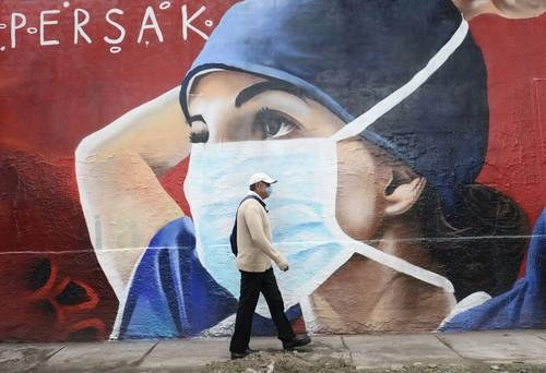 Uno de los murales en honor al personal médico que atiende a personas enfermas de Covid-19, en la colonia Tlalcoligia, alcaldia de Tlalpan. Foto Luis Castillo