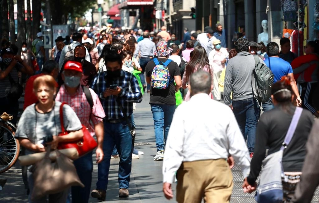 Decenas de peatones atraviesan las calles del Centro Histórico. Foto Luis Castillo