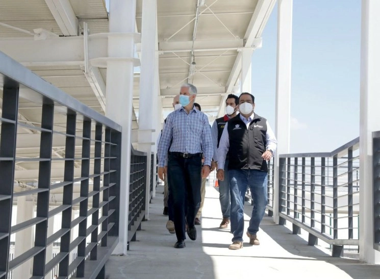 El gobernador del Estado de México, Alfredo del Mazo durante el recorrido. Foto La Jornada 