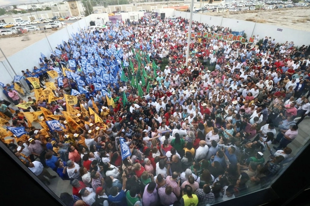 Seguidores se reunieron para festejar el registro de su candidato. Foto La Jornada