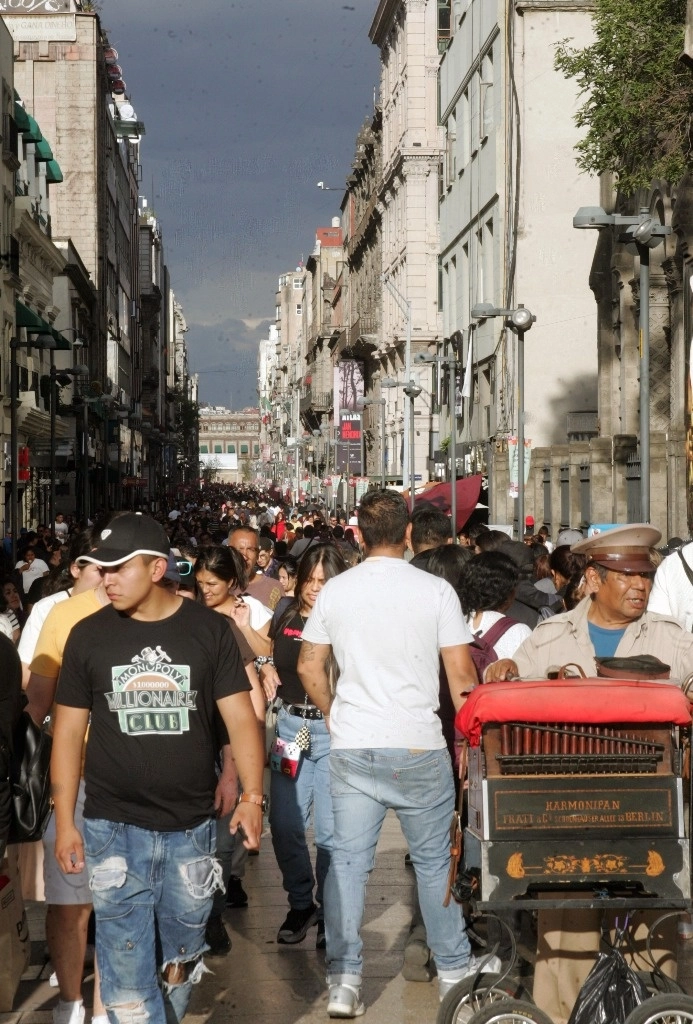 En agosto, 22 millones 794 mil personas percibieron hasta un salario mínimo, dato que fue menor en 1 millón 623 mil personas. Foto Roberto García Rivas / La Jornada