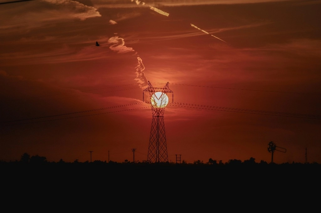 Un rojo atardecer se pinta al oriente de Mexicali, una de las ciudades donde se registran altas temperaturas. Foto Cuartoscuro