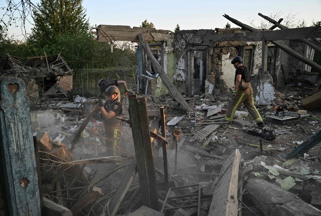 Los rescatistas limpian los escombros de una casa destruida tras un ataque en la ciudad de Bilopillya, cerca de la frontera rusa en la región de Sumy, el 18 de agosto de 2024, en medio de la invasión rusa de Ucrania. Foto Afp