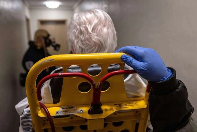 Trabajadores de la salud trasladan a un paciente de 84 años con posibles síntomas de Covid-19 a un hospital de Nueva York. Foto Afp 