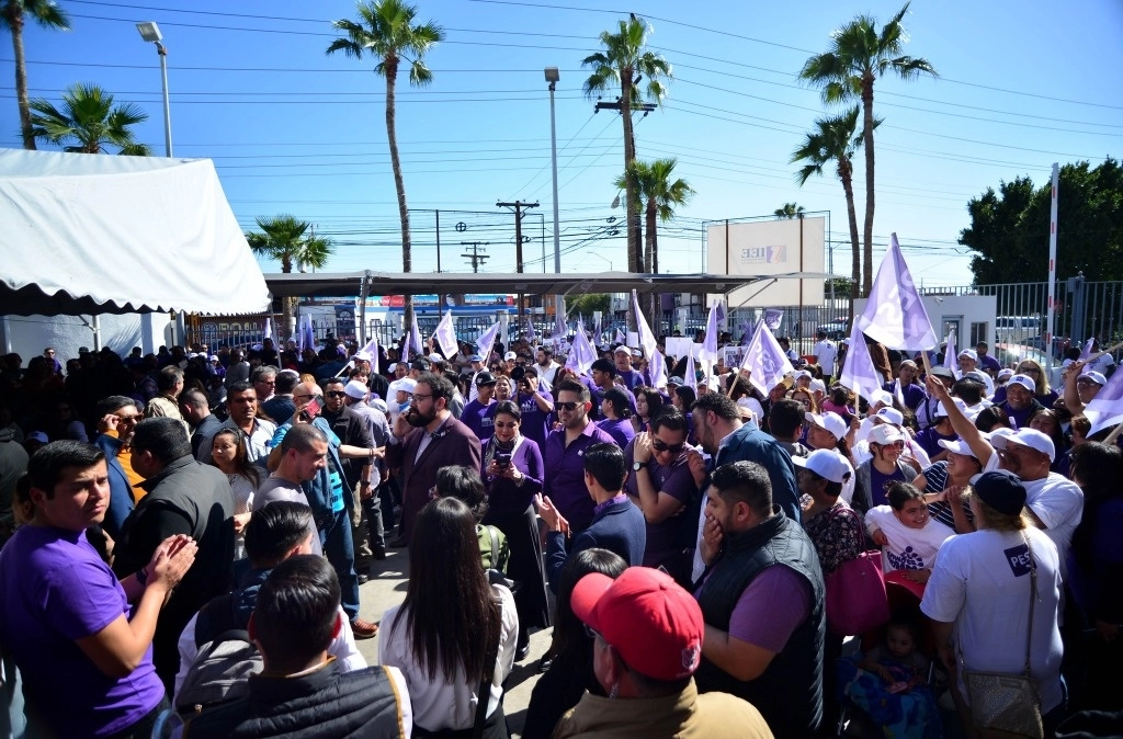 Partidarios del PESBC se dieron cita en el Instituto Estatal Electoral de Baja California para apoyar el registro de los candidatos de su partido a las presidencias municipales. Foto Tomada de https://www.facebook.com/PartidoEncuentroSolidarioBC 