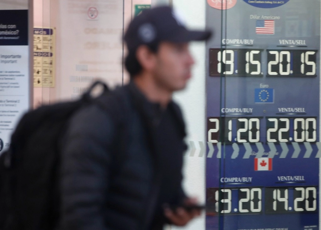 Cotización del dólar en una casa de cambio del AICM. Foto Cristina Rodríguez