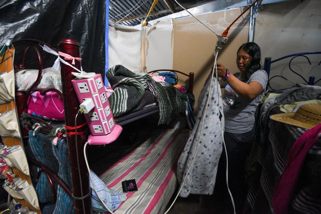 Mujeres en un albergue migrante 