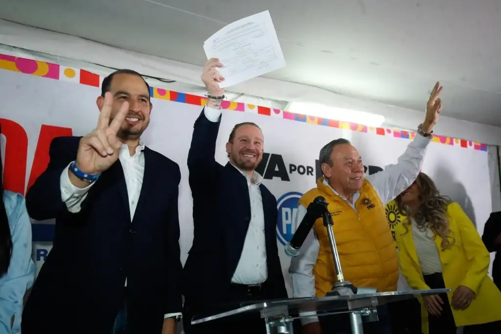 Ante los dirigentes nacionales y estatales del PAN, PRI y PRD, ofreció formar el primer gobierno de coalición con “la mejor alineación que puede tener la ciudad con loa tres partidos". Foto Cristina Rodríguez.