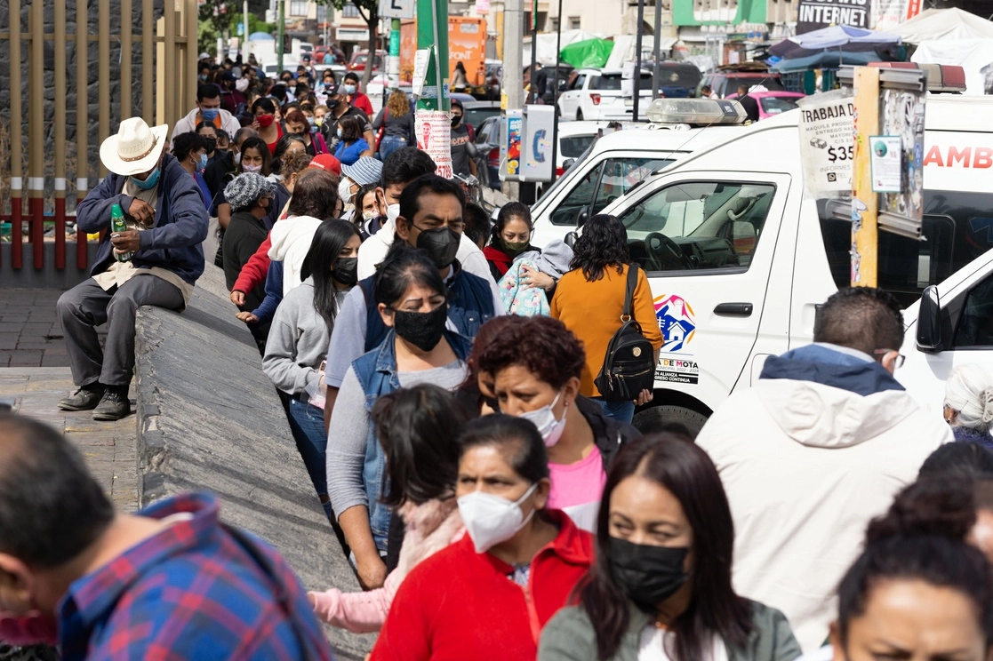Personas esperan su ingreso al Hospital General de México "Dr. Eduardo Liceaga" en imagen de archivo. Foto Pablo Ramos