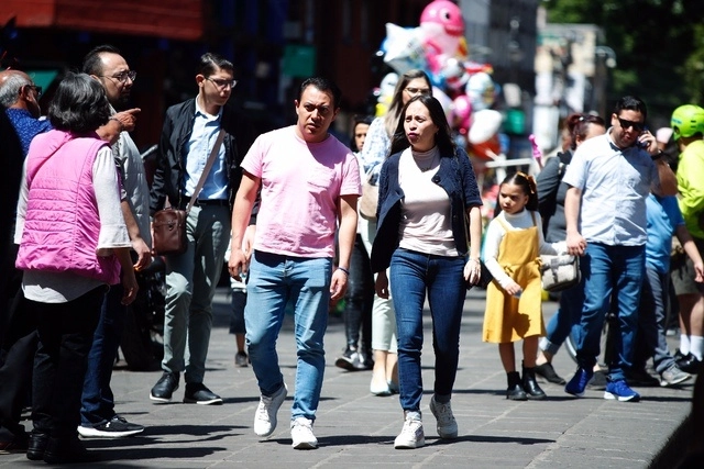 Personas caminan por calles del Centro de Coyoacán, CDMX en imagen de archivo. Foto Cristina Rodríguez 