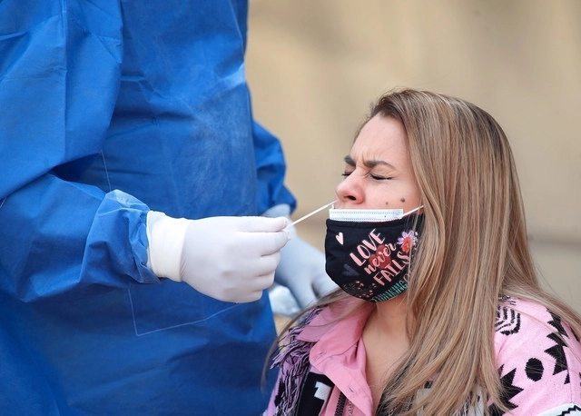 Personal de salud aplica una prueba antiCovid a una mujer en un kiosko de la alcaldía Benito Juárez. Foto Cristina Rodríguez