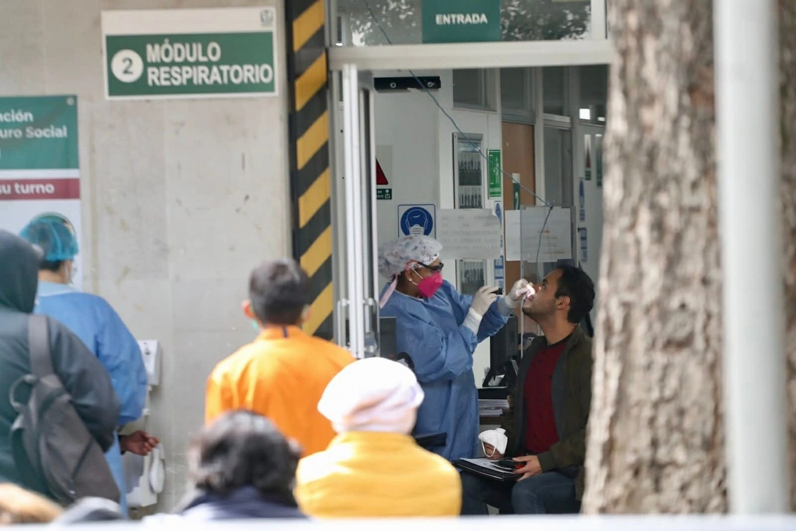 Personal de salud aplica una prueba de covid-19 en la Clínica 17 del IMSS ubicada en Iztapalapa, CDMX. Foto Luis Castillo 