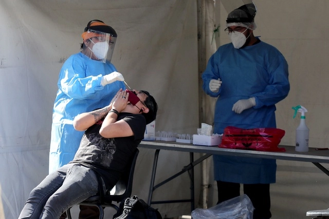 Personal de salud aplica una prueba de covid-19 en un macroquiosco de la CDMX. Foto Roberto García