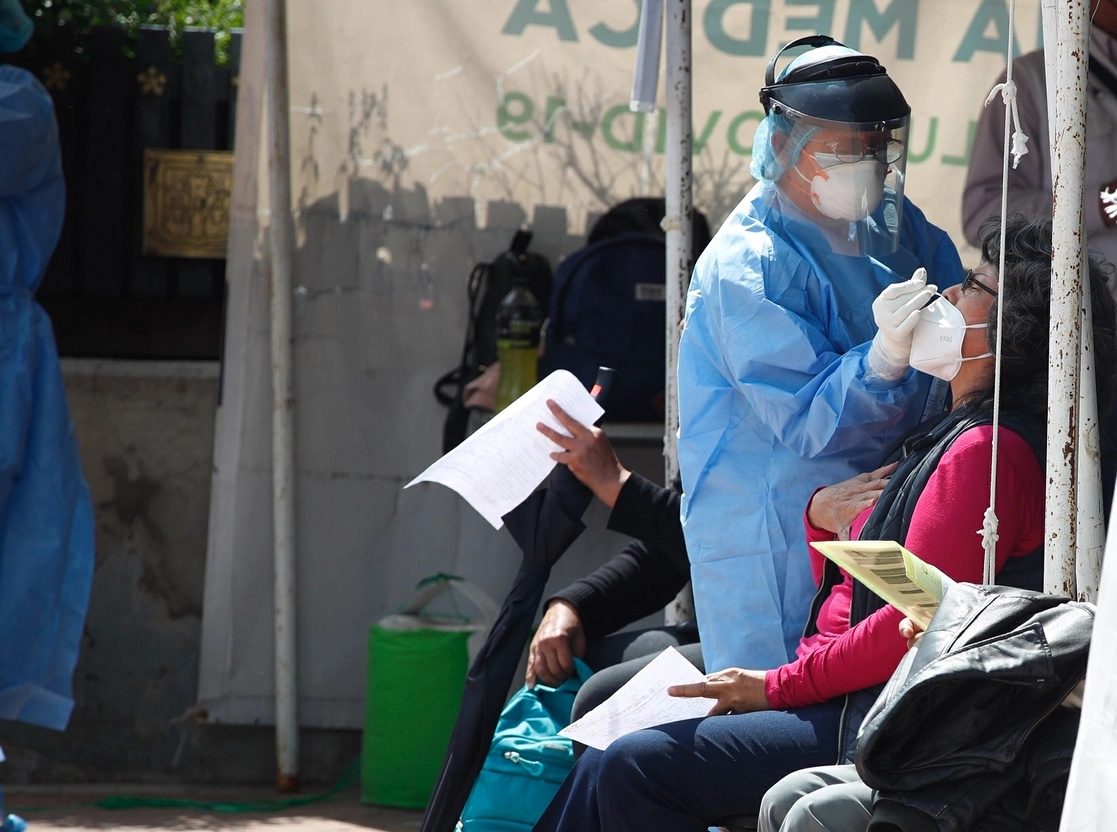Personal de salud realiza una prueba rápida de Covid-19 en un kiosko de la salud de la alcaldía Cuauhtémoc. Foto Cristina Rodríguez 