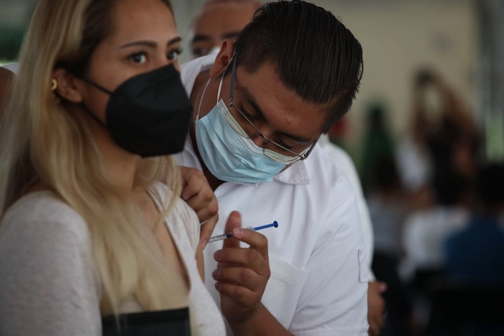 Personal de salud aplica una dosis de la vacuna antiCovid en un centro de vacunación de la alcaldía Miguel Hidalgo. Foto María Luisa Severiano