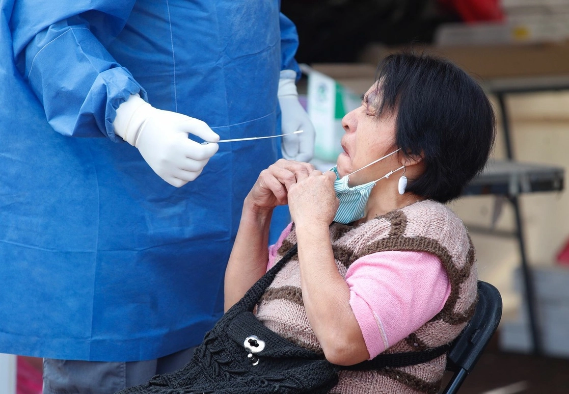 Personal de salud aplica una prueba de Covid-19 en un módulo de la alcaldía Benito Juárez. Foto Cristina Rodríguez