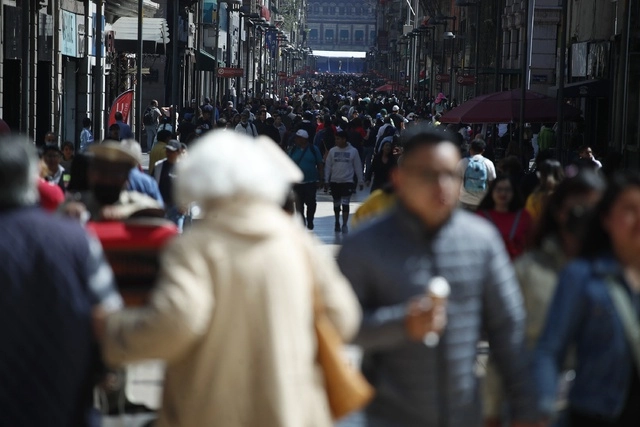 Personas caminan por calles del Centro Histórico de la CDMX en imagen de archivo. Foto Cristina Rodríguez