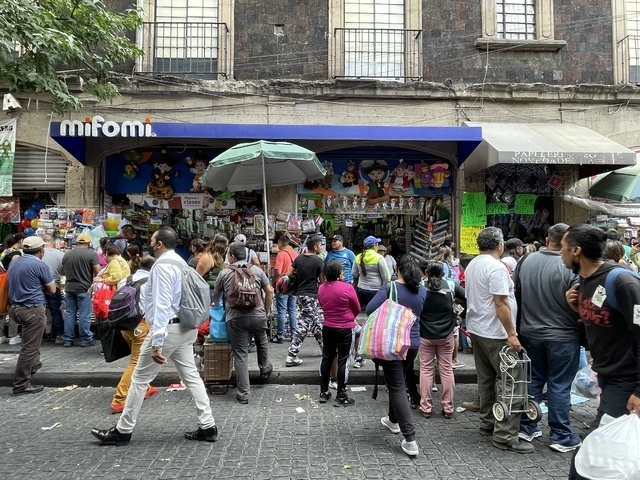 Personas caminan por calles del Centro Histórico de la CDMX en imagen de archivo. Foto Yazmín Ortega