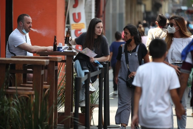 Personas caminan por calles de la CDMX en imagen de archivo. Foto José Antonio López