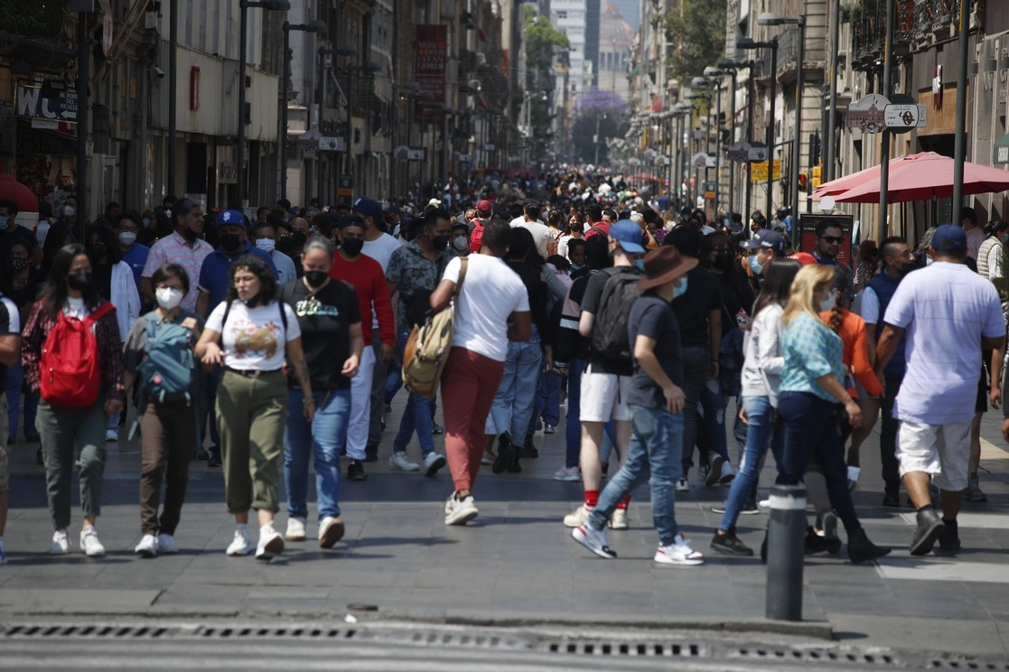 Personas caminan por la calle de Francisco I. Madero en el Centro Histórico de la CDMX. Foto Cristina Rodríguez