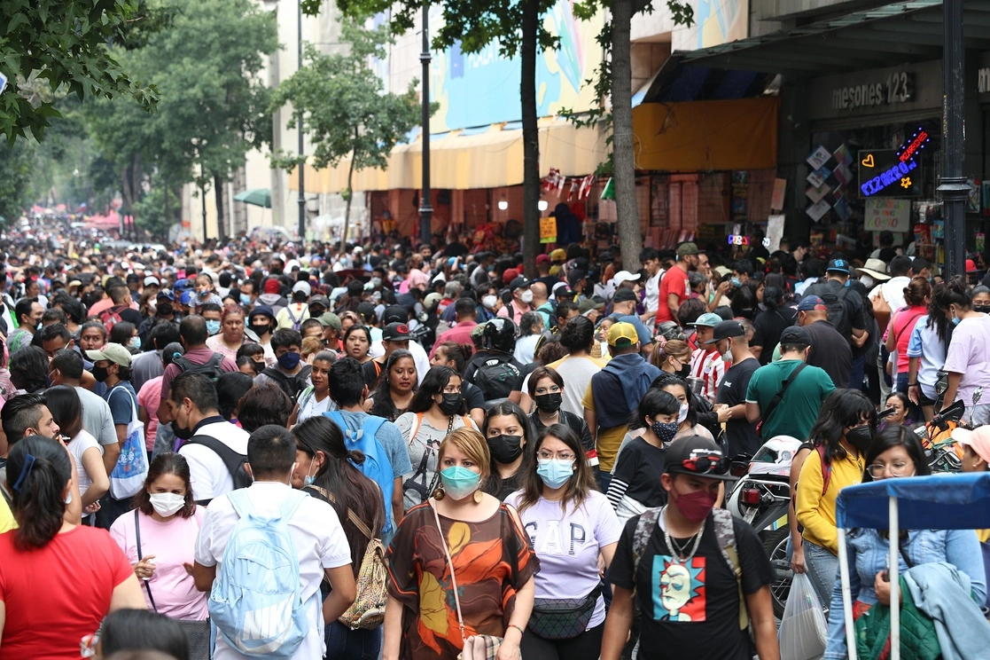 Personas caminan por calles del Centro Histórico de la CDMX en imagen de archivo. Foto María Luisa Severiano 