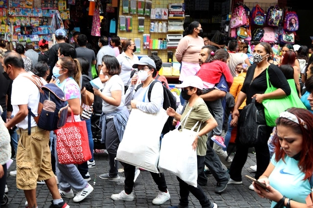 Personas caminan por calles del Centro Histórico de la CDMX en imagen de archivo. Foto María Luisa Severiano