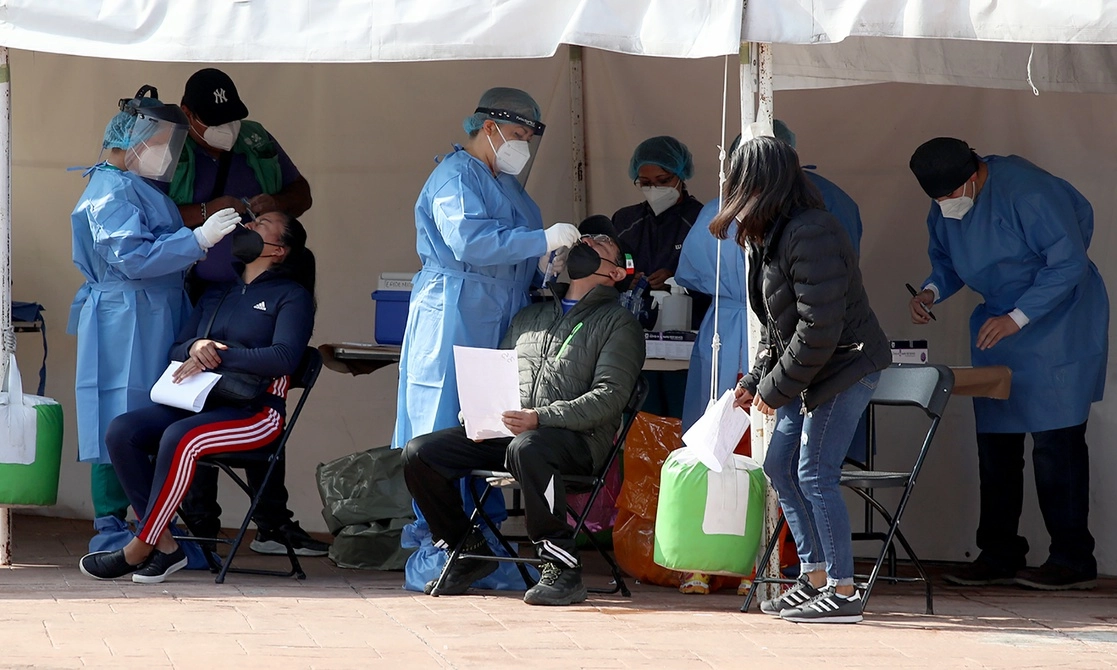 Personal de salud realiza pruebas de Covid-19 en la alcaldía Cuauhtémoc. Foto María Luisa Severiano