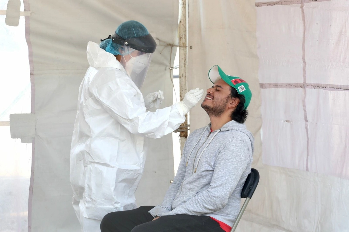 Personal de salud aplica una prueba de covid-19 en un macroquisco de la CDMX. Foto Luis Castillo 